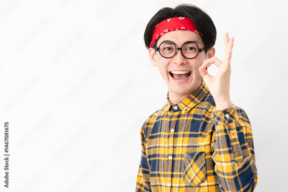 Fototapeta premium チェック柄の服を着た若い男性