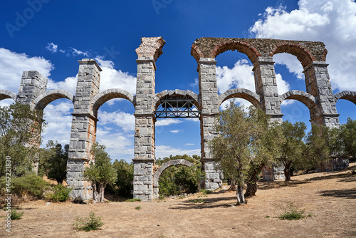 Fotografie ruins of an ancient roman aqueduct on the island of lesbos