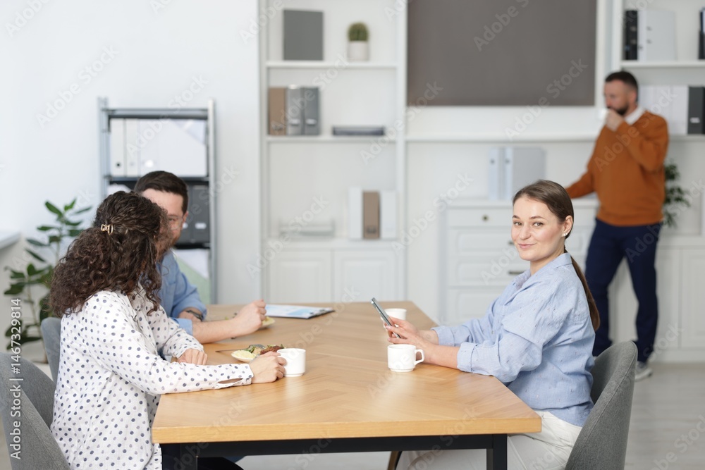 Obraz premium Colleagues eating during lunch break in office