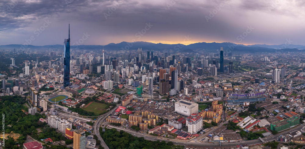 Obraz premium Aerial view of a vibrant city