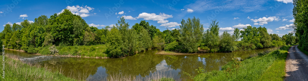 Fototapeta premium Panoramaansicht eines renaturierten Teilabschnitts des Fluss Nidda in einem Naherholungsgebiet in Frankfurt am Main bei schönem, sonnigem Wetter