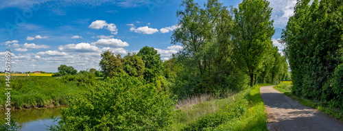 Panoramaansicht eines renaturierten Teilabschnitts des Fluss Nidda in einem Naherholungsgebiet in Frankfurt am Main bei schönem, sonnigem Wetter