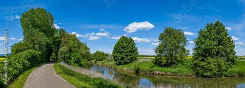 Panoramaansicht eines renaturierten Teilabschnitts des Fluss Nidda in einem Naherholungsgebiet in Frankfurt am Main bei schönem, sonnigem Wetter