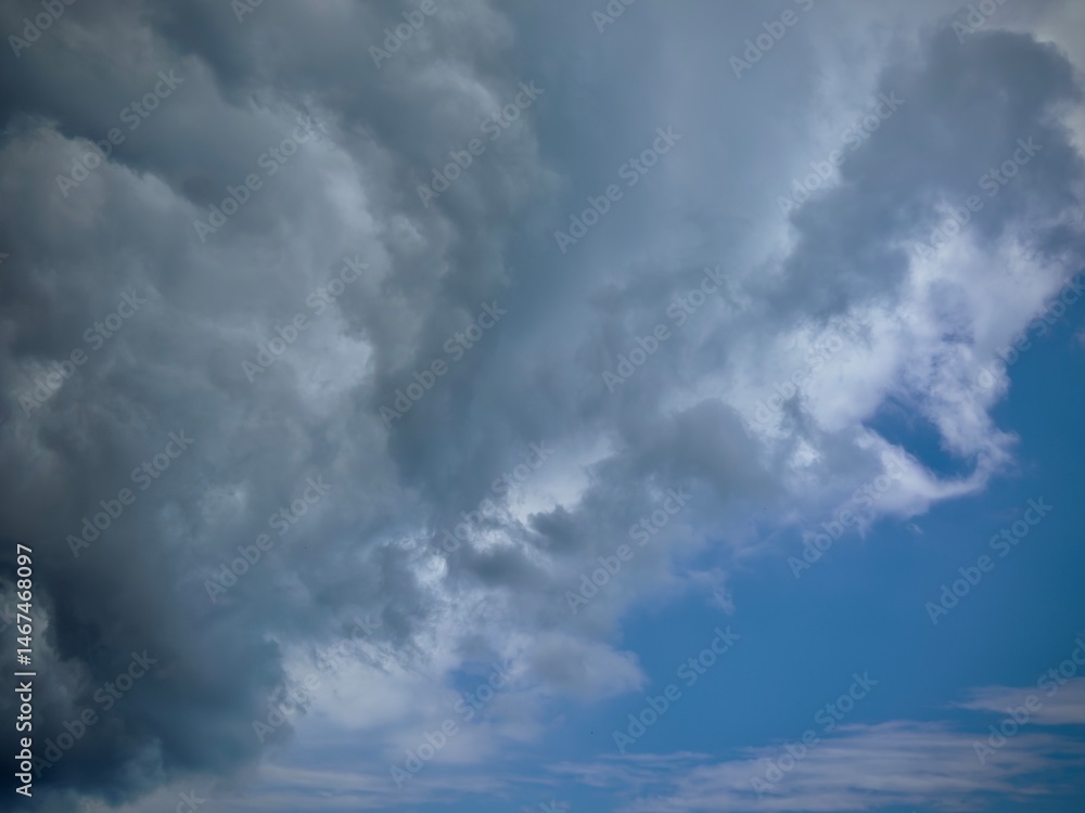 Cielos Dramáticos: Nubes Flotando en el Horizonte Cielos Dramáticos: Nubes Flotando en el Horizonte