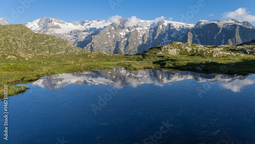 reflet des glaciers de la Meije sur un lac du plateau d'Emparis au refuge des Mouterres dans les Alpes en été