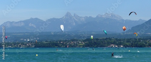 kitesurfs à Excenevex sur le lac Léman au pied du massif du Chablais en Haute-Savoie
