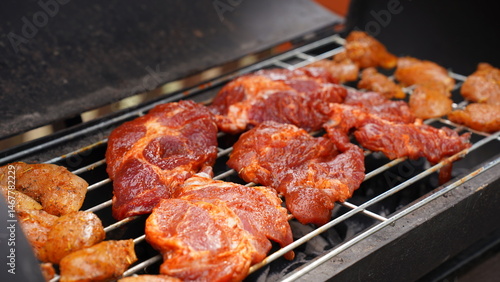 Mięso z kurczaka i karkówka na ruszcie grilla