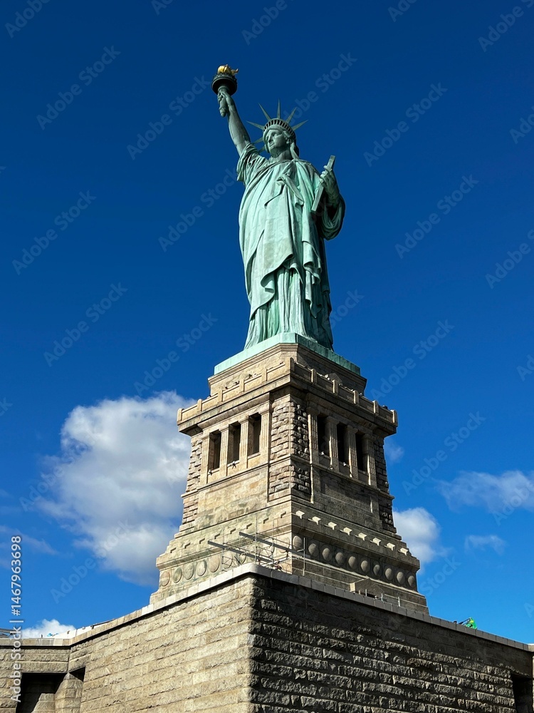 Fototapeta premium The statue of Liberty on a sunny day