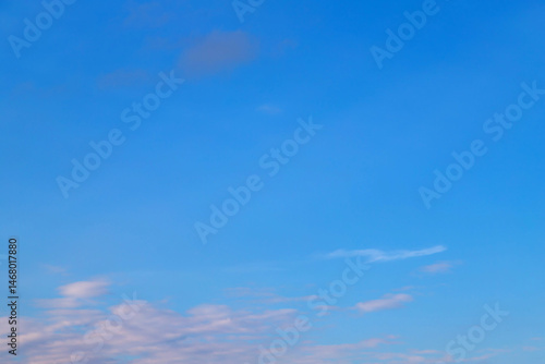Obraz na płótnie Bright blue sky with gentle clouds captured during a clear day w salonie