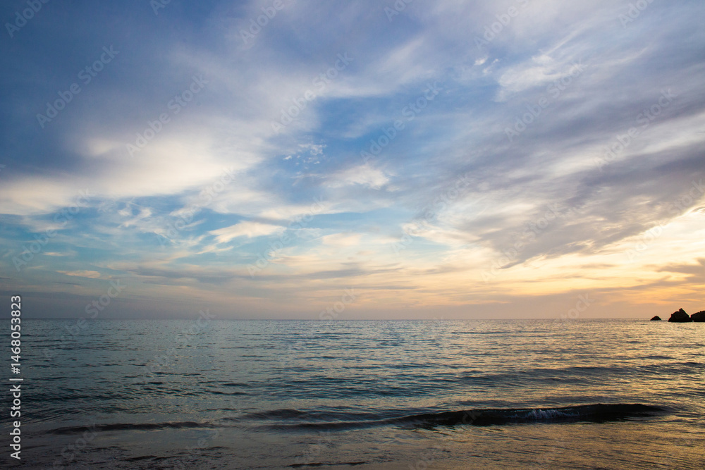 Obraz premium beautiful landscape of a sandy beach on the sea