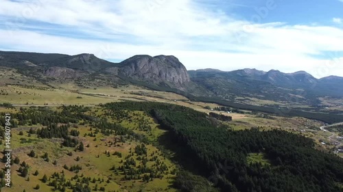 vista aérea cinematográfica del Cerro Negro, Coyhaique Patagonia Chilena