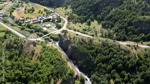 Río Coyhaique brilla bajo el sol mientras se abre paso entre árboles y pendientes cordilleranas.