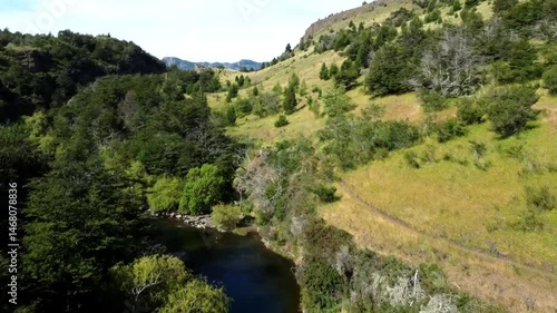 Dron captura la esencia salvaje de la Patagonia con el río Coyhaique como protagonista natural.