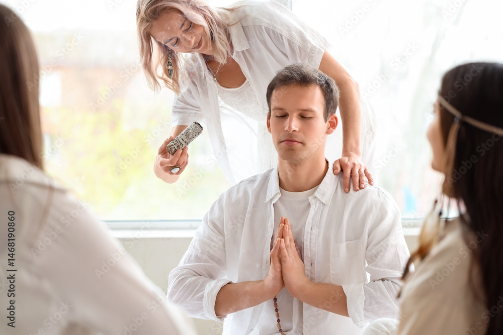 Obraz premium Group of people meditating in circle