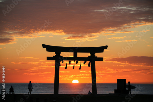 鳥居から昇る朝日