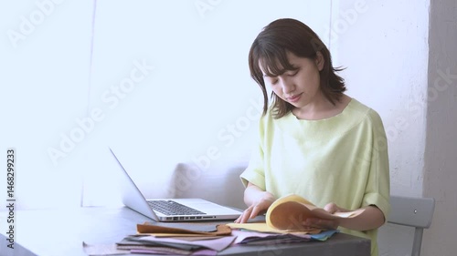 サンプルを手にする女性