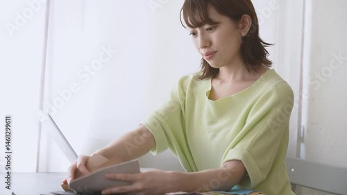 サンプルを手にする女性