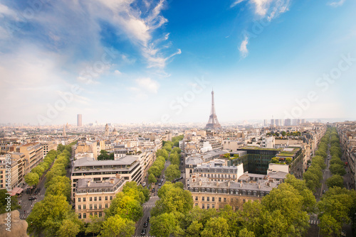 Fototapeta Naklejka Na Ścianę i Meble -  Beautiful view of the Eiffel Tower and streets in the center of Paris, France