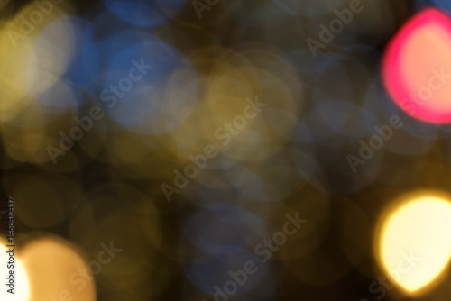 夜のイルミネーションの抽象的なボケ模様
