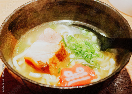 写真素材：シーサーの蒲鉾入りの沖縄そば