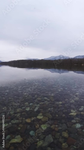 曇った朝の透明な水の湖と山の穏やかな風景。