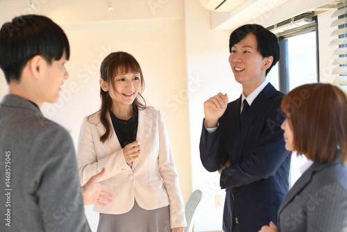笑顔で会話をする男女のビジネスパーソン
