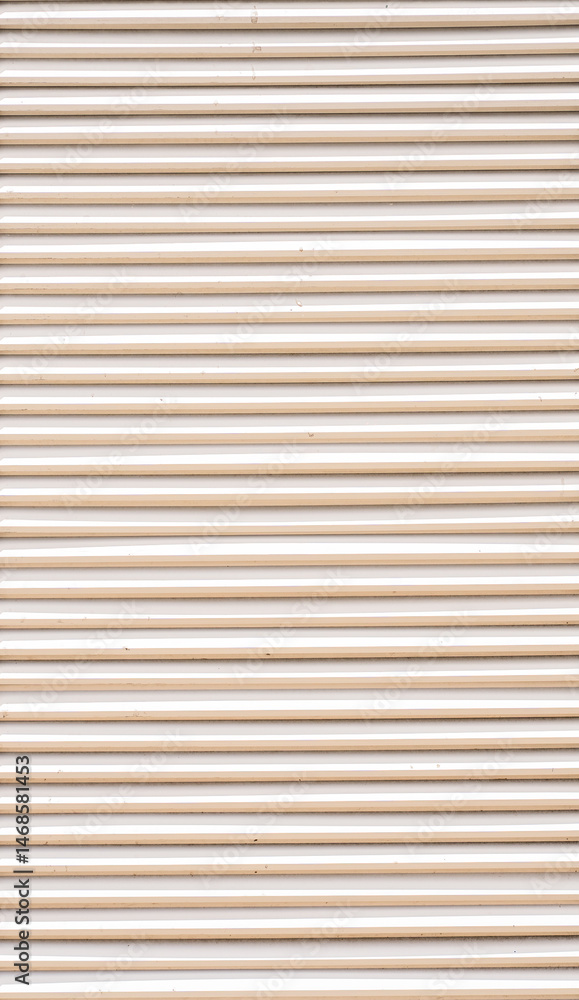 Obraz premium Textura de persiana metálica horizontal blanca con líneas repetitivas - foto de stock 