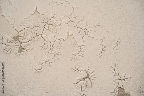 Textura de pared con pintura cuarteada y desgaste visible por paso del tiempo
