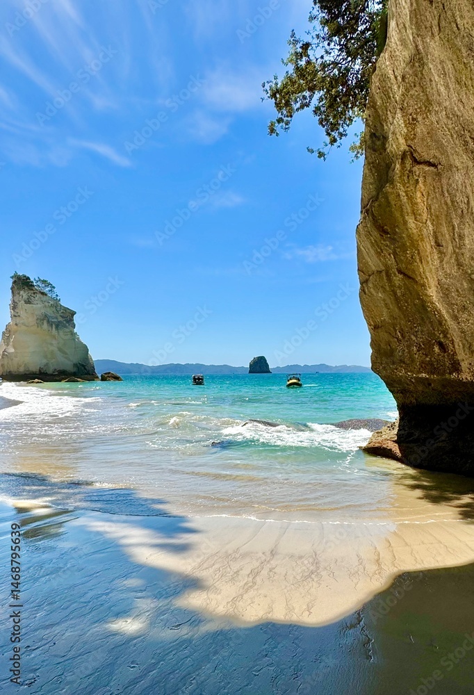 Obraz premium unique rock structure on a beautiful beach during a sunny day