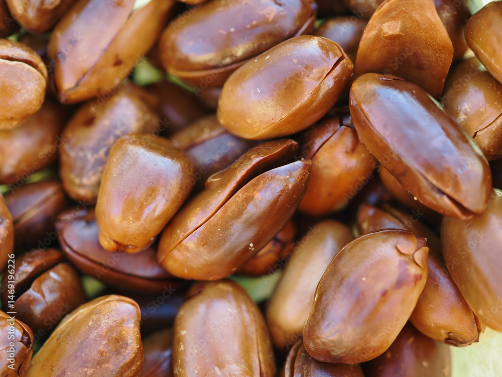 Roasted, shelled, dark brown peanuts Roasted, shelled, dark brown peanuts