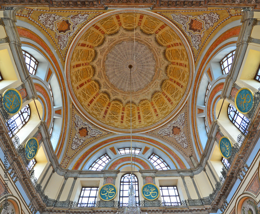 Obraz premium Located in Istanbul, Turkey, Dolmabahce Mosque was built in 1855 by Garabet Balyan.