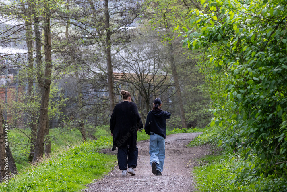 Obraz premium Relaxed trip of two friends in nature