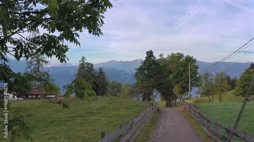 Bergaussicht mit einem einsamen Baum, einem Haus und blauem Himmel, Video, Drohne, Drohnenaufnahme, Vöran, Bozen, Trentino, Südtirol, Italien