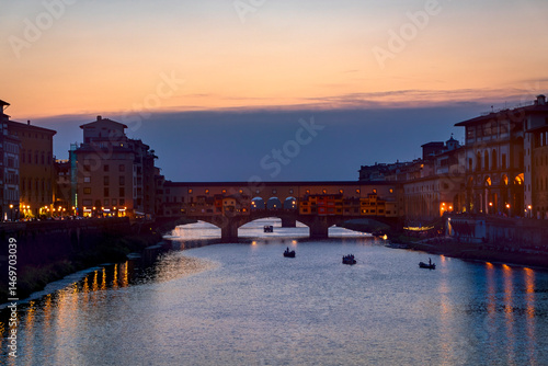 Obraz na płótnie Famous Ponte Vecchio bridge over the Arno river at Florence by night, Tuscany, Italy w salonie