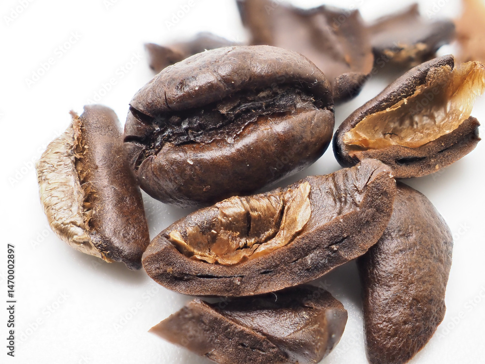 Naklejka premium Freshly roasted brown coffee beans