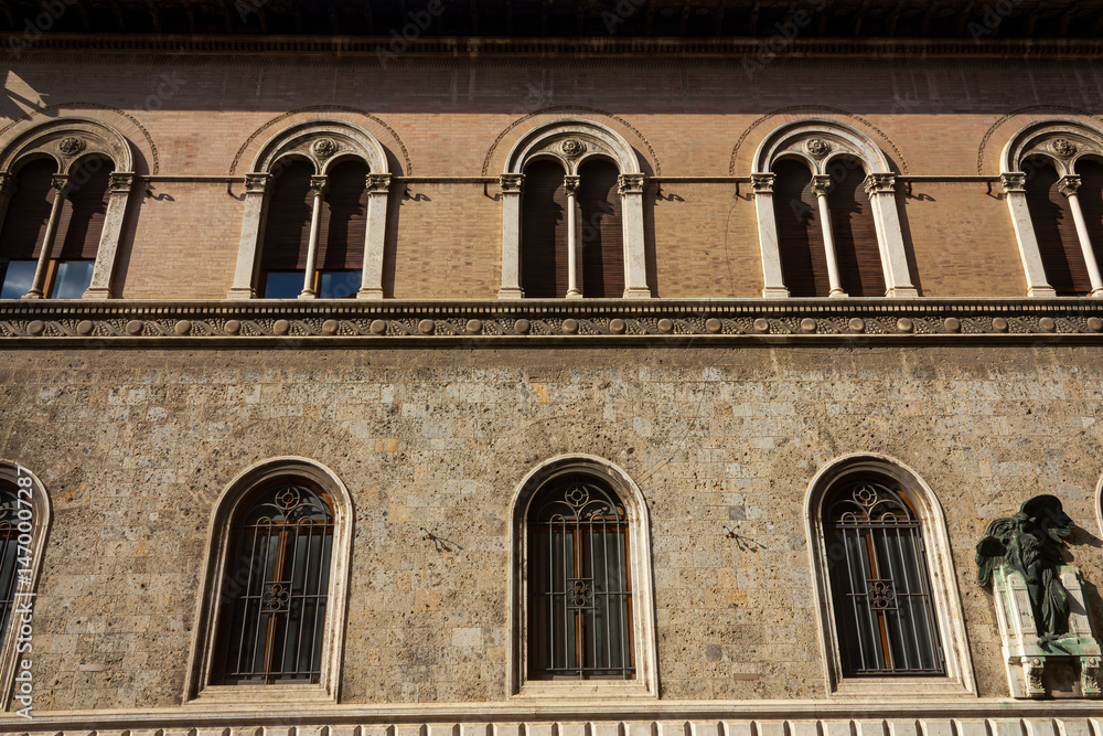 Obraz premium Facade of an old Italian urban house