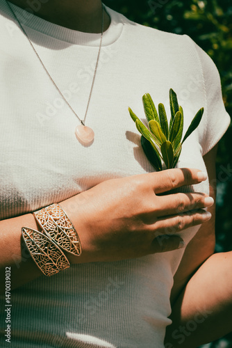 Wallpaper Mural Armreif, Rosenquarz, Herz, Kette, Model mit Schmuck mit Pflanzen Torontodigital.ca
