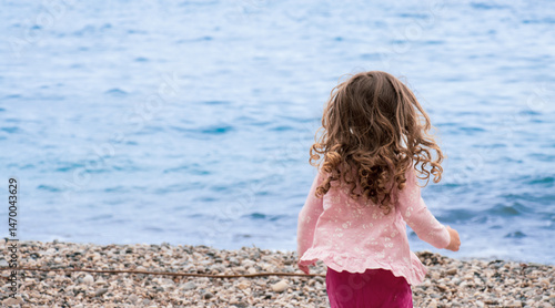 Wallpaper Mural Mädchen (3 Jahre Alt) mit lockigen Haar,  läuft am Meer  Torontodigital.ca
