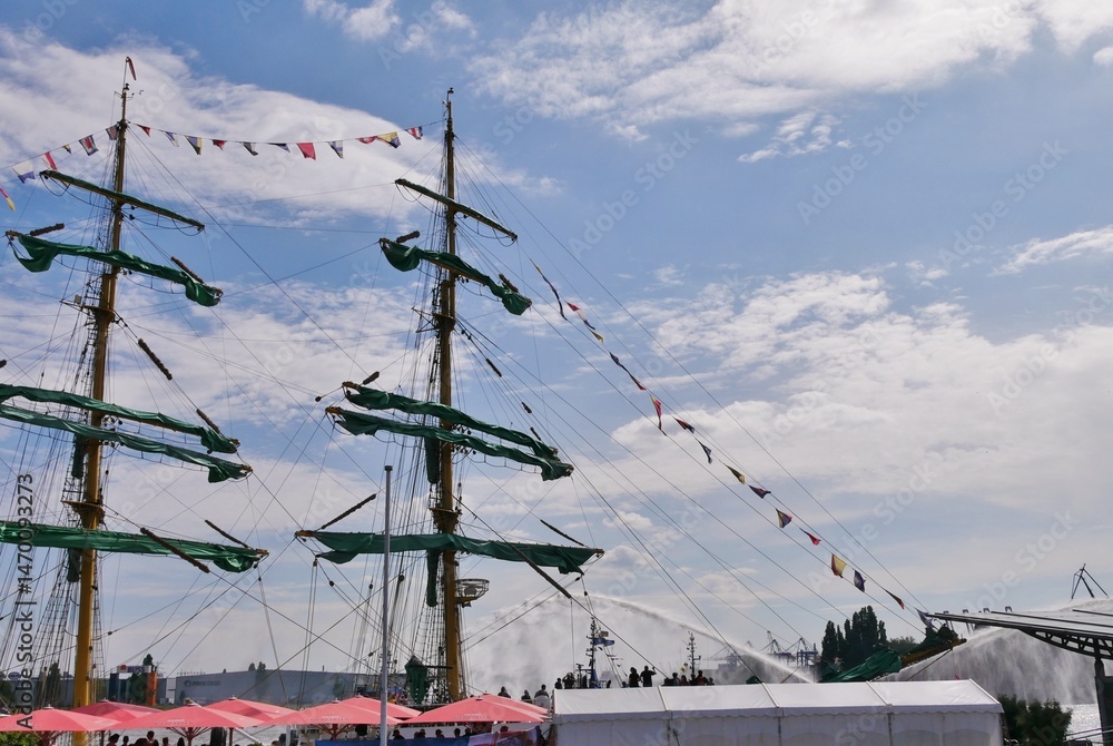 Fototapeta premium Dreimaster vor Himmel mit WOlken auf Hafengeburtstag