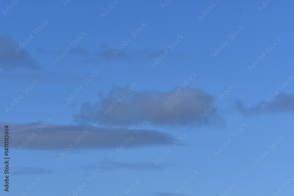 Nuvens no céu azul e as marcas do vento na evaporação da água Nuvens no céu azul e as marcas do vento na evaporação da água