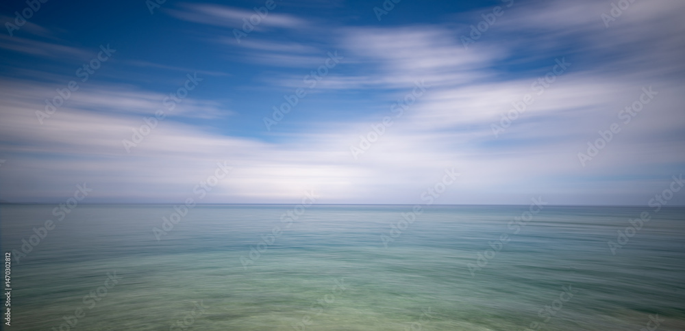 Obraz premium Blurred ocean horizon with dynamic sky movement