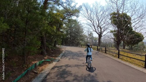 Wallpaper Mural 春の観光地モリコロパークのサイクリングコースで自転車を乗る子供の様子 Torontodigital.ca