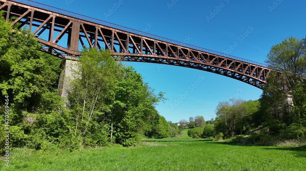 Vue aérienne en drone du viaduc Eiffel de Serrouville , en Meurthe et Moselle. Cet ancien pont ferroviaire datant du début du XXème siècle n'est plus utilisé depuis le déclin de la sidérurgie Lorraine