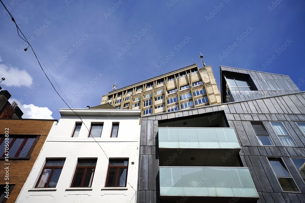 Obraz premium Moderne Architektur mit Fassade in Grau und Balkon vor einem Hochhaus im Stil des Brutalismus der Fünfztigerjahre in der Kammenstraat in der Innenstadt von Antwerpen in Flandern in Belgien