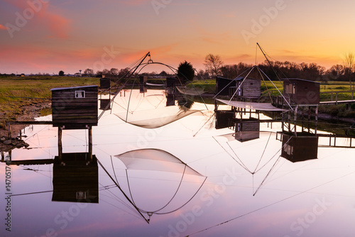 Coucher de soleil sur les pêcheries du marais breton à La Barre de Monts en Vendée - Sunset on fisheries of 