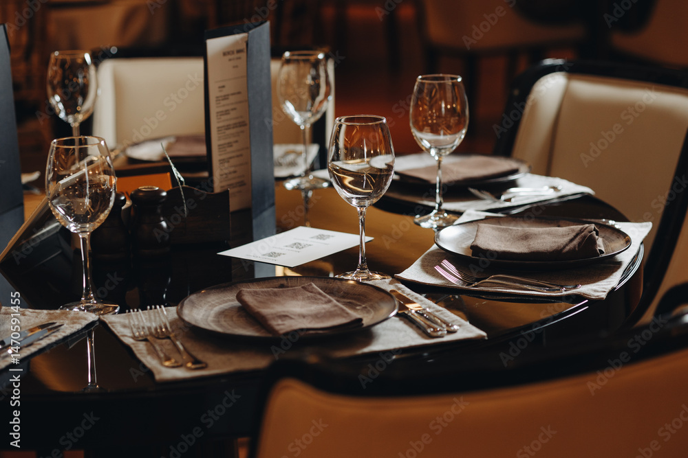 Foto Elegant restaurant table setting with glasses
