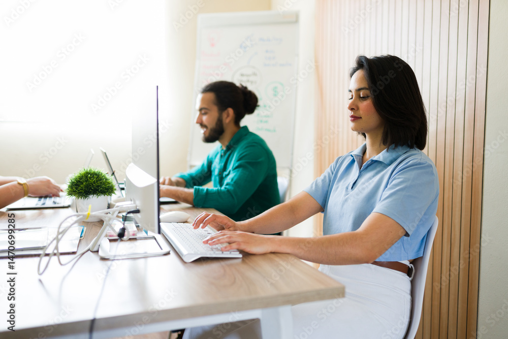 Obraz premium Focused employees working on computers in modern office