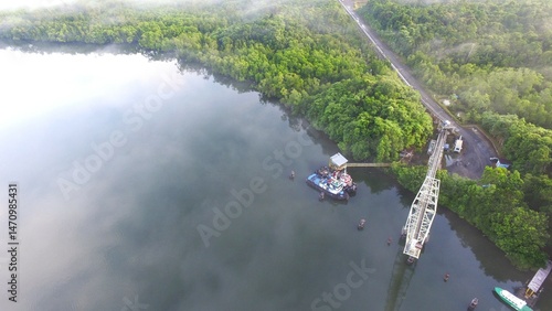 Foto Special Port and coal stockpile are located in the middle of a beautiful mangrove forest ecosystem and shrouded in beautiful morning mist