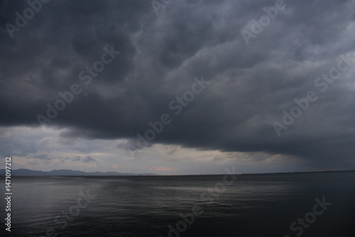 厚い雲に覆われた春の海