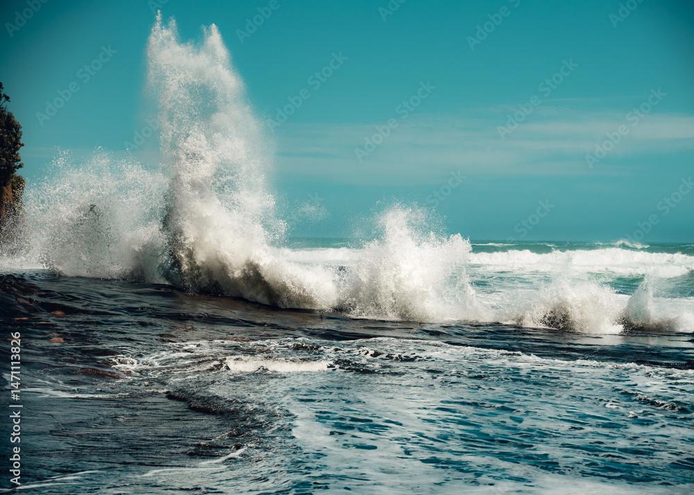 Obraz premium waves crashing on rocks